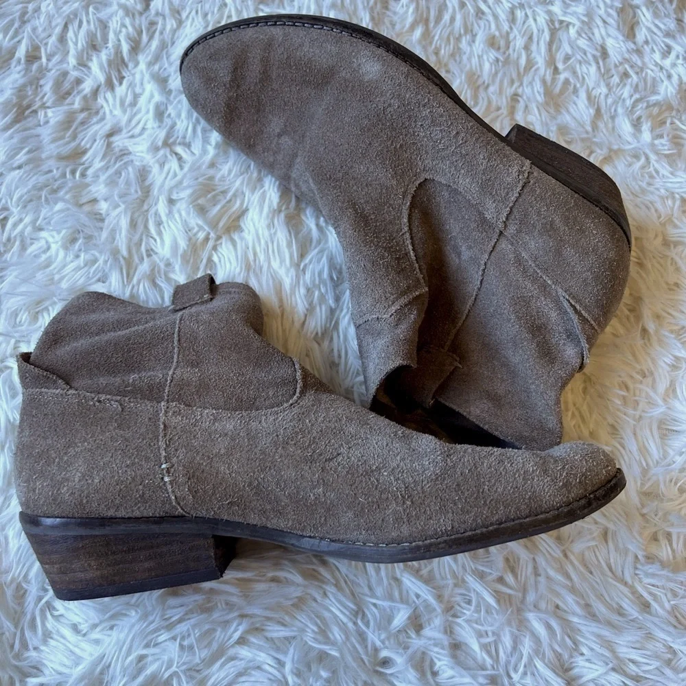 DV by Dolce Vita‎ suede pull on stacked wood heel ankle booties size 8 1/2